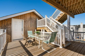 Beach Style 1BR with Deck and Parking 3 blocks to Beach